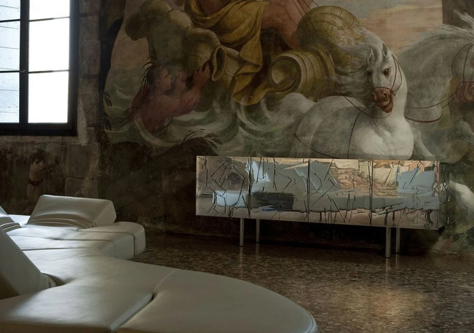 Aparador Scrigno com estrutura de madeira revestida com fragmentos de Colorflex. Interno laqueado mesma cor do espelho - foto 1