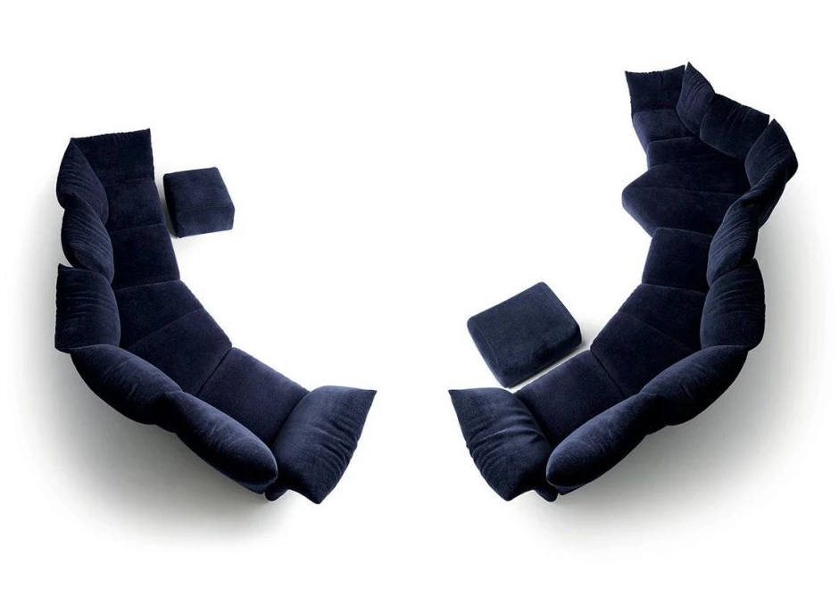 Sofá de design, com estrutura metálica, almofadas e braços reclináveis, azul, visto de cima em um fundo branco.