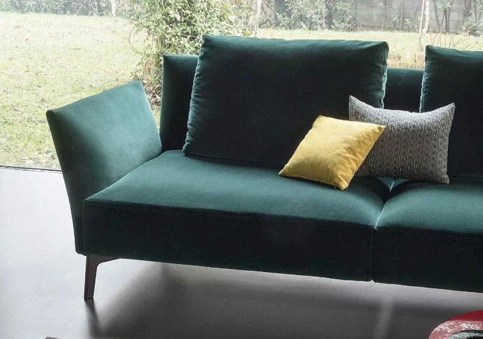 Detalhes de ofás de design clássico, com estrutura de metal e estofado em tecido verde.