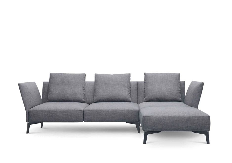 Sofá de design clássico, com estrutura de metal e estofado em tecido cinza, visto de frente, com um fundo branco.