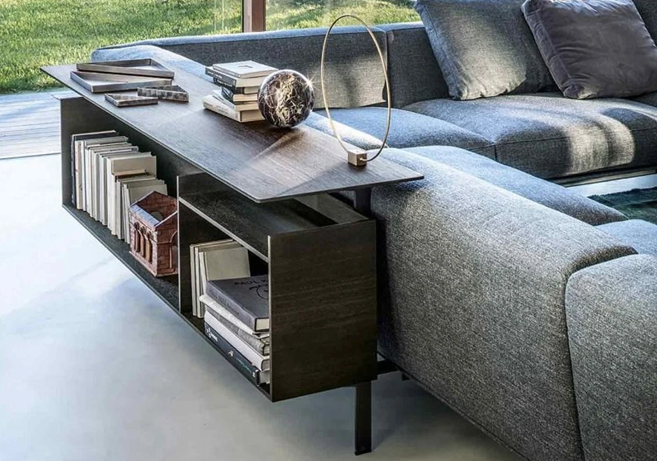 Detalhe de aparador de sofá modular com estrutura de metal, estofado em tecido cinza.