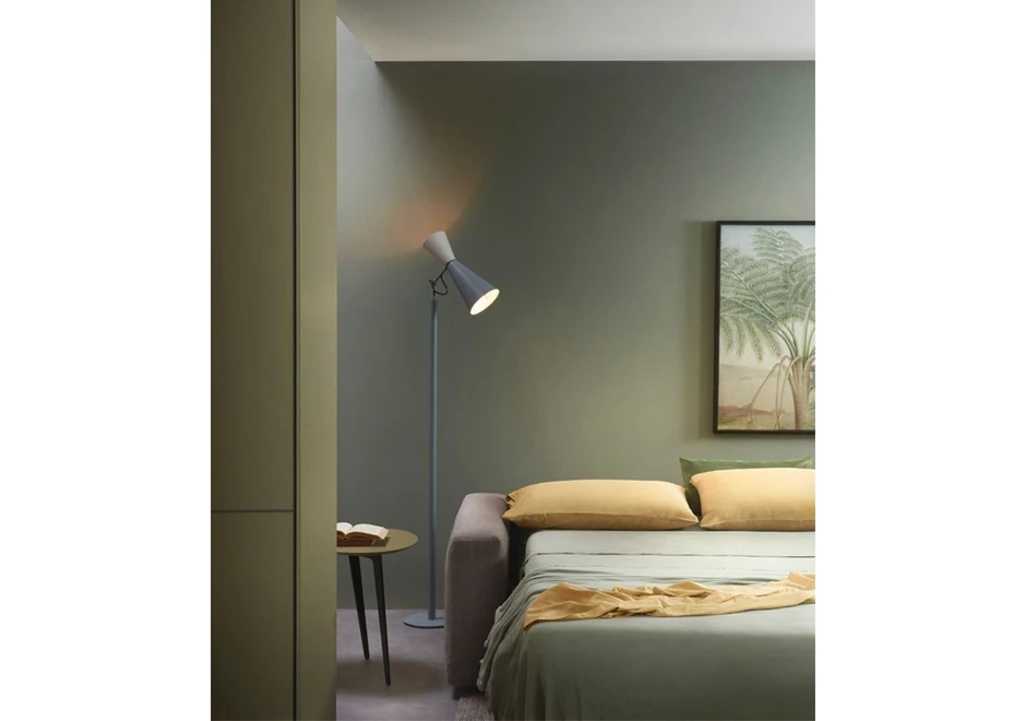 Sofá-cama de espuma e estofamento em tecido rosa claro, visto de frente, no formato de cama, em uma sala moderna.