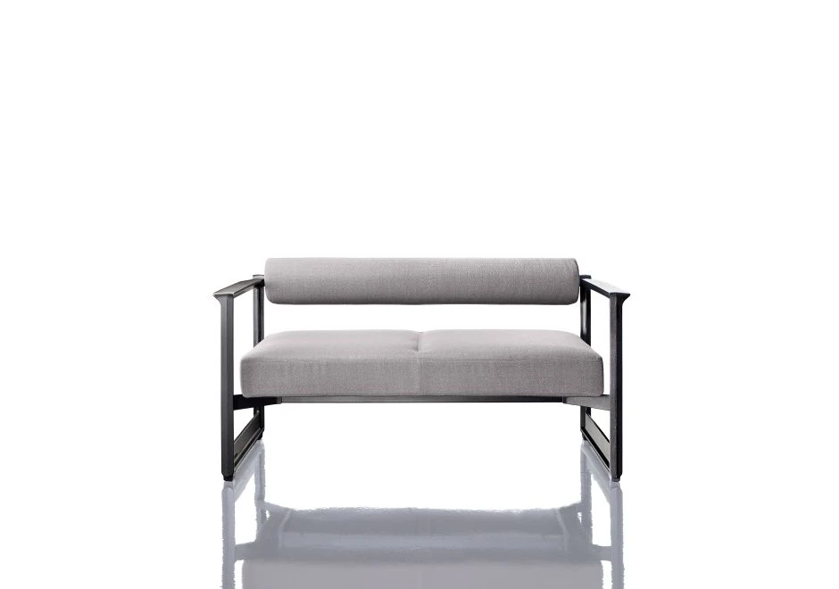 Sofá contemporâneo com estrutura em ferro fundido, e estofado em espuma, cinza, visto de frente em um fundo branco.