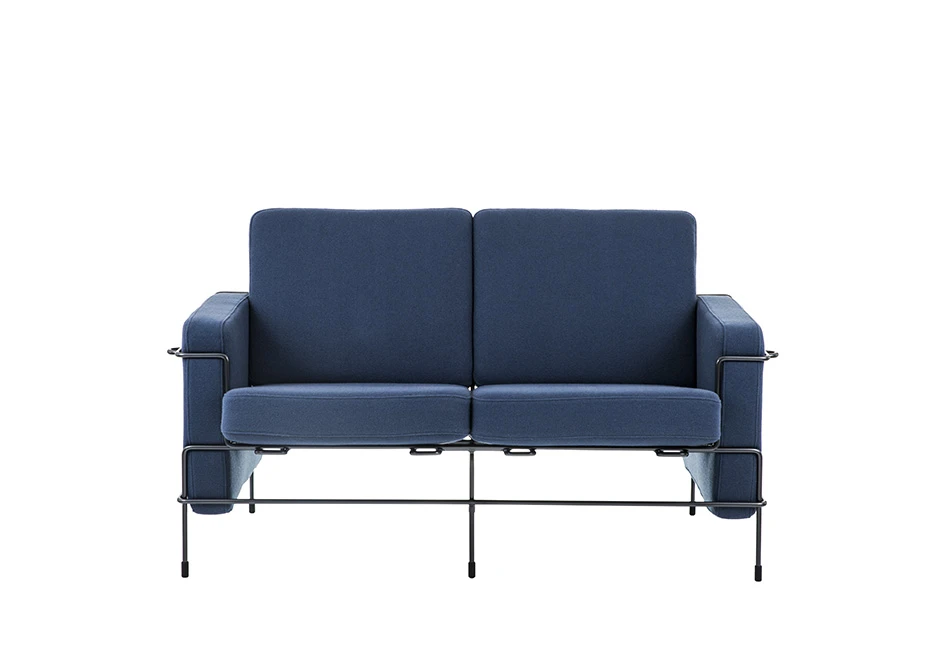 Sofá modular, com estrutura em aço e almofadas em espuma, em tecido azul, visto de frente em um fundo branco.