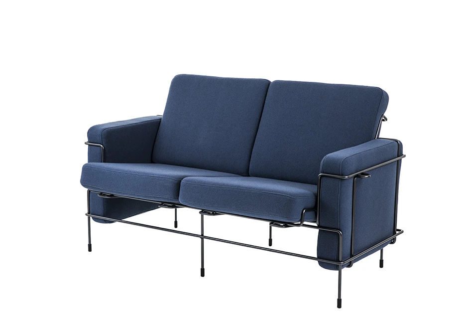 Sofá modular, com estrutura em aço e almofadas em espuma, em tecido azul, visto na diagonal em um fundo branco.