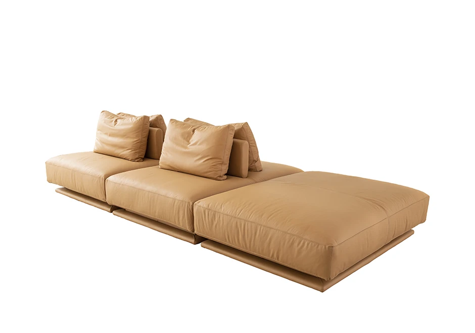 Sofá modular com pés em madeira e revestimento em tecido bege, visto de lado, em um fundo branco.