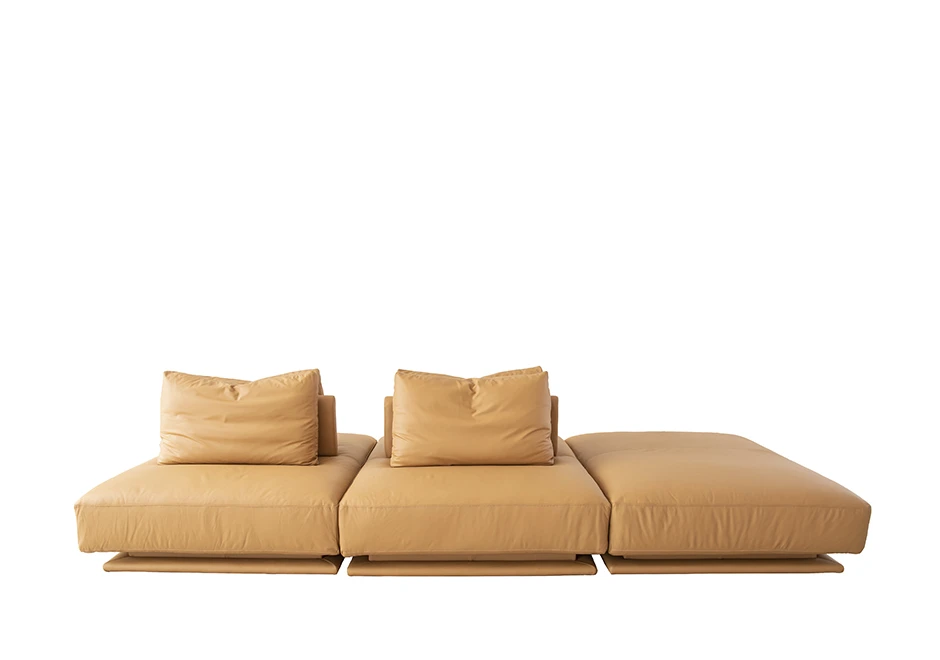 Sofá modular com pés em madeira e revestimento em tecido bege, visto de frente, em um fundo branco.