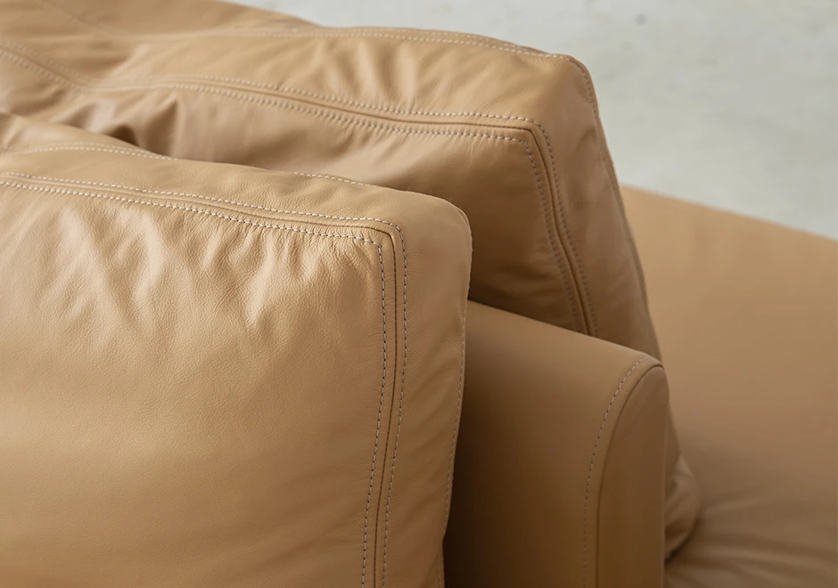 Detalhe da almofada de sofá modular em tecido bege.