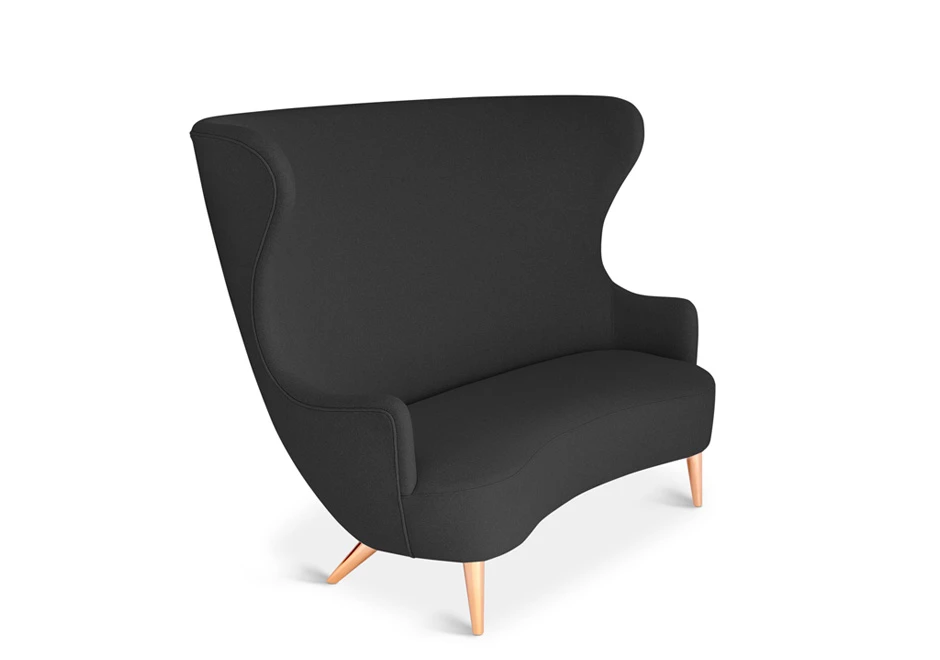 Sofá de design elegante, com estrutura de madeira, estofado em tecido cinza, visto de lado em um fundo branco.