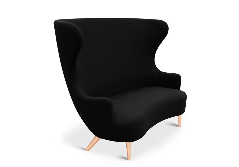 Sofá de design elegante, com estrutura de madeira, estofado em tecido preto, visto de lado em um fundo branco.