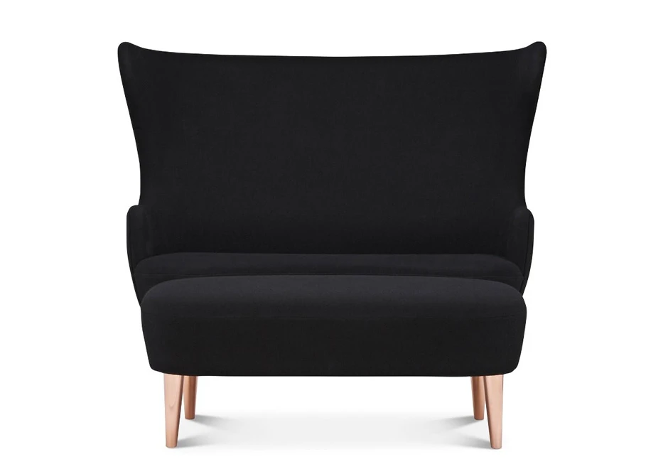 Sofá de design elegante, com estrutura de madeira, estofado em tecido preto, visto de frente com um pufe em um fundo branco.