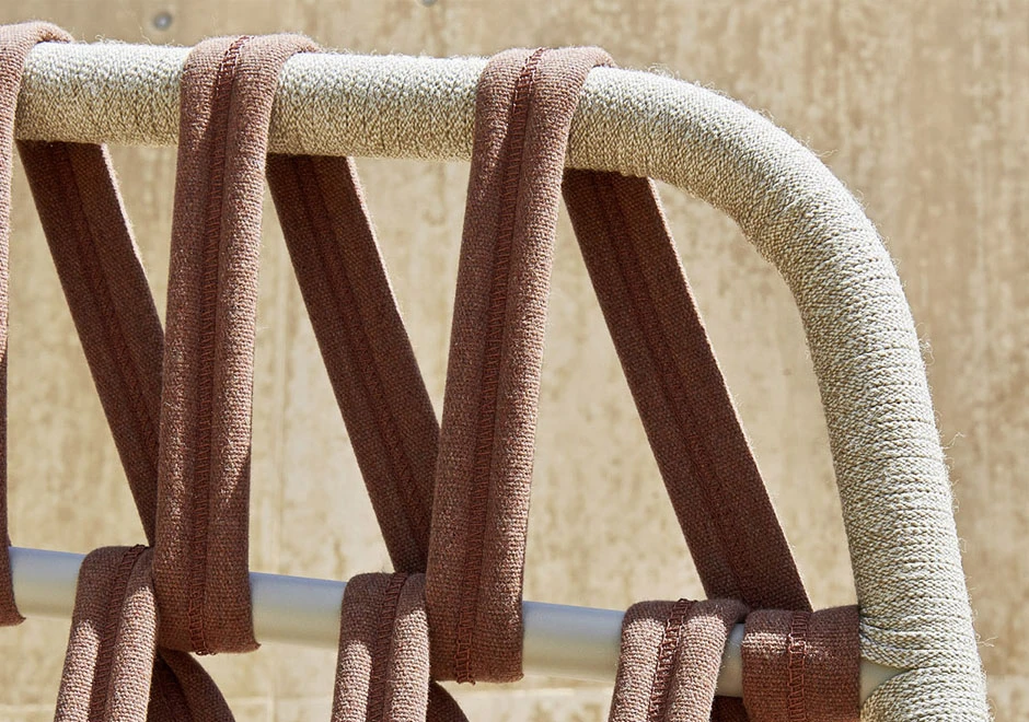 Detalhes de sofá com encosto em fita trançada à mão.