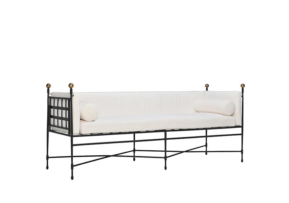 sofá contemporâneo com assentos e encostos brancos e estrutura fina levemente virado para a esquerda em um fundo branco.