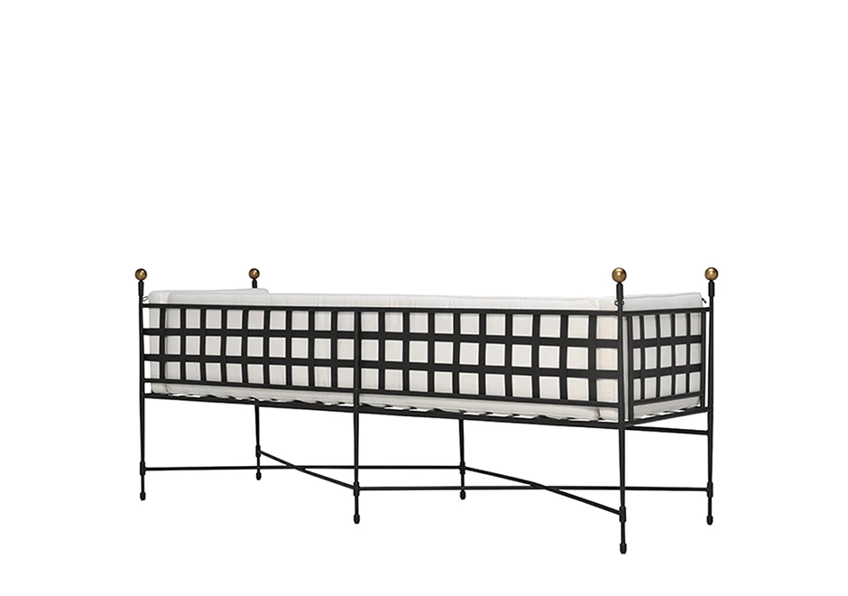 sofá contemporâneo com assentos e encostos brancos e estrutura fina e escura visto de costas levemente virado para a esquerda em um fundo branco.