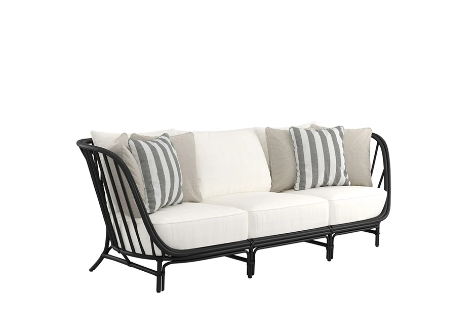 Sofá de área de lazer com estrutura de alumínio e fibra trançada manualmente, tecido na cor branca, visto de lado em um fundo branco.