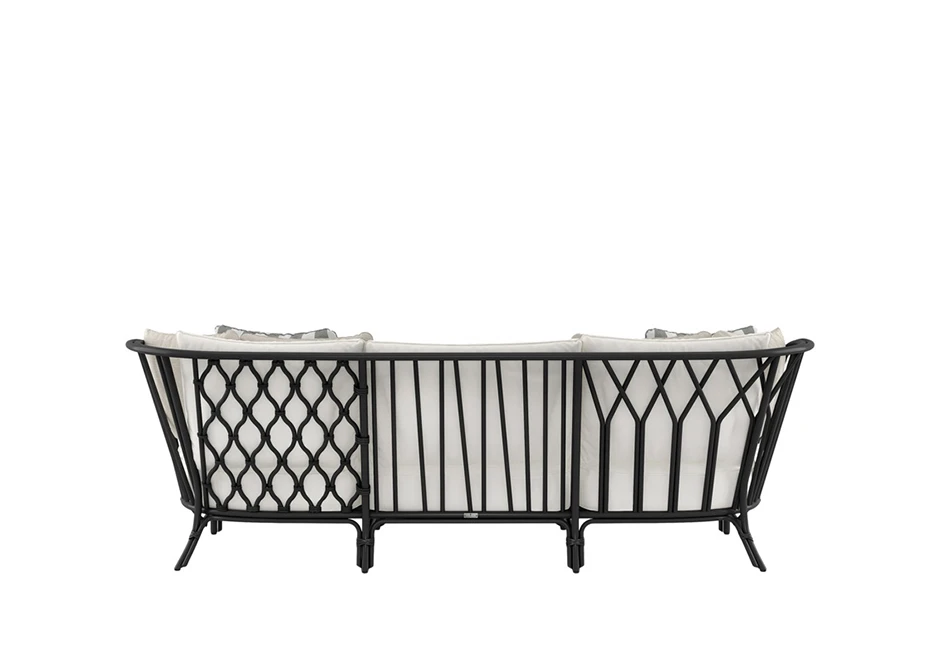 Sofá de área de lazer com estrutura de alumínio e fibra trançada manualmente, tecido na cor branca, visto de costas em um fundo branco.