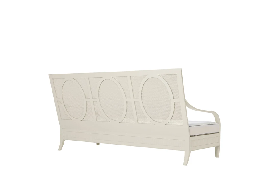 Sofá de área de lazer, com estrutura, assento e encosto em alumínio branco, visto de costas, em um fundo branco.