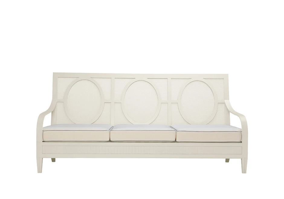 Sofá de área de lazer, com estrutura, assento e encosto em alumínio branco, visto de frente, em um fundo branco.