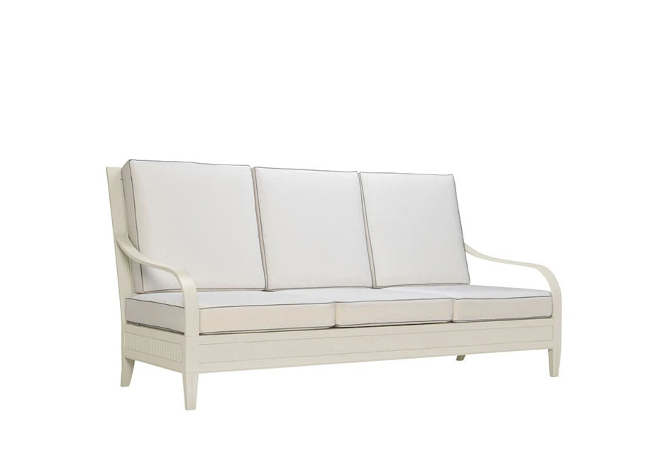 Sofá de área de lazer, com estrutura, assento e encosto em alumínio branco com almofadas, visto de lado, em um fundo branco.