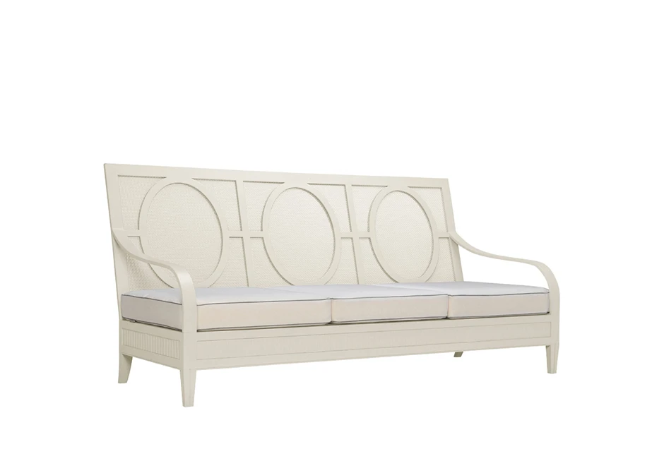 Sofá de área de lazer, com estrutura, assento e encosto em alumínio branco, visto de lado, em um fundo branco.