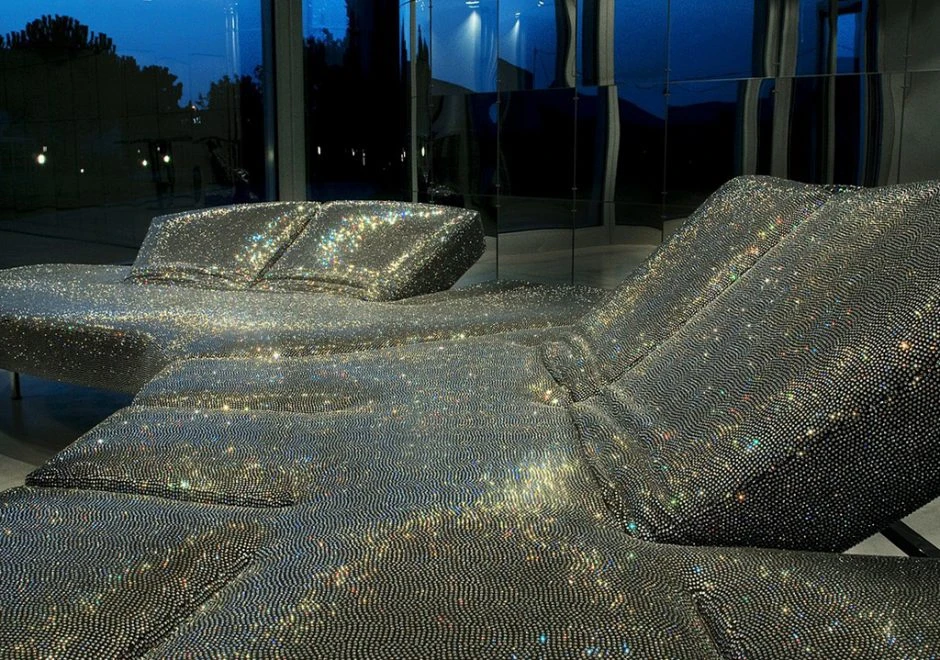 Detalhe de sofá de design futurista, com estrutura de aço e mecanismo flexível com diferentes inclinações, em tecido tramado com cristais Swarovski.