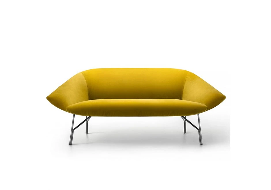 Sofá contemporâneo de 2 lugares com estrutura de metal, estofado em tecido amarelo, visto de frente, em um fundo branco.