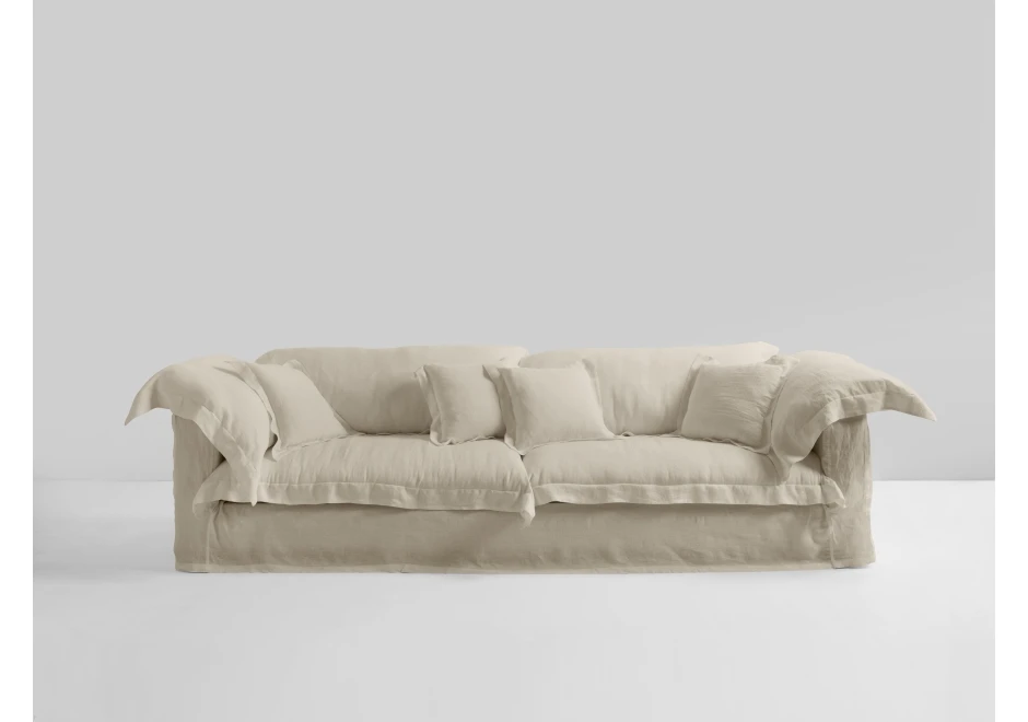 sofá modular claro visto de frente em um fundo branco e cinza.