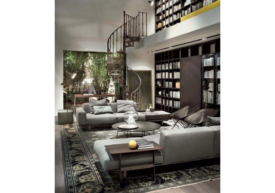 Dois sofás modulares com estrutura de metal, estofado em tecido cinza e almofadas decorativas, visto de frente em uma sala moderna.