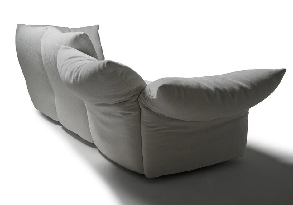 Sofá de design, com estrutura metálica, almofadas e braços reclináveis, branco, visto de costas em um fundo branco.