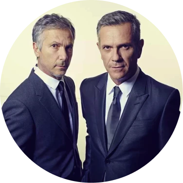 Fernando e Humberto Campana vestem terno e gravata