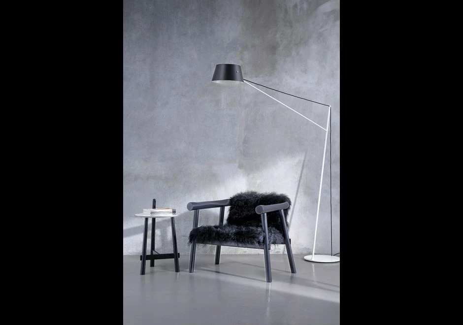 Poltrona escandinava Altay com estrutura de madeira faia maciça em verniz. O assento é revestido com pele de cabra da Mongólia, na cor preta.