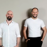 Marcelo Salum e Frederico-Cruz, vestem camisa e camiseta brancas, respectivamente