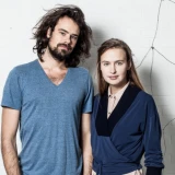 Lonneke Gordijin e Ralph Nauta vestem tons de azul e posam juntos.