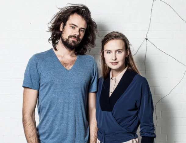 Lonneke Gordijin e Ralph Nauta vestem tons de azul e posam juntos.