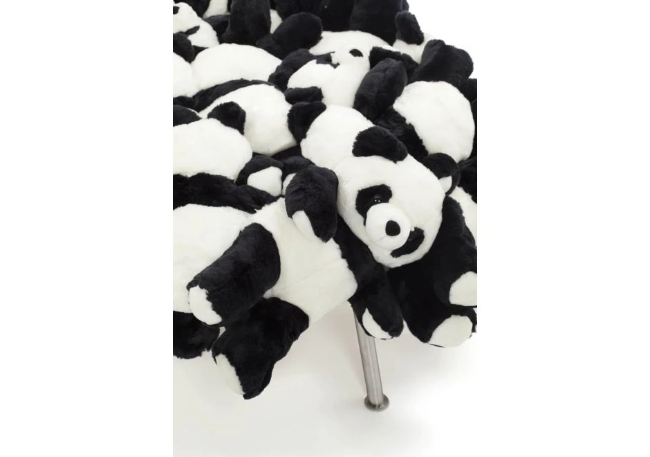 Pufe edição limitada Panda tem estrutura de aço inox e assento de bichos de pelúcia - foto 2
