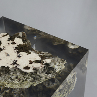 Banco Floating Karst, por Andrea Forti & Eleonora Dal Farra para a marca Alcarol