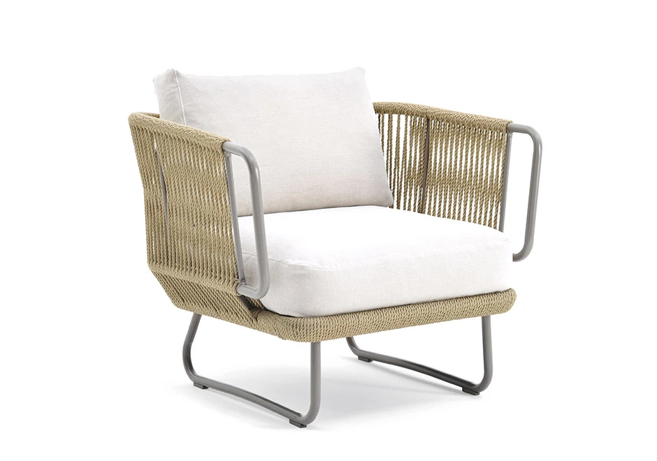 Poltrona externa BABYLON com estrutura em alumínio pintado, corda de fibra sintética de cânhamo e almofada em tecido