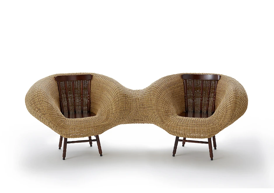 Banco edição limitada Dois Irmãos em estrutura de arame coberto de vime unindo duas cadeiras de madeira - foto 2