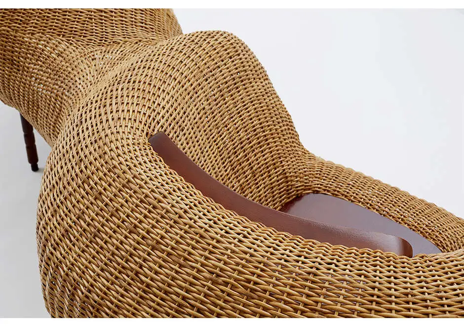 Banco edição limitada Dois Irmãos em estrutura de arame coberto de vime unindo duas cadeiras de madeira - foto 7