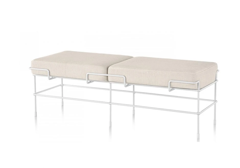 Banco de design com estrutura de aço pintado e almofada de poliuretano expandido com capa de tecido ou couro branco, visto de frente, em um fundo branco.