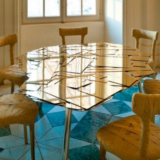 Mesa de jantar Brasília com pés em alumínio polido e tampo com placas de metacrilato