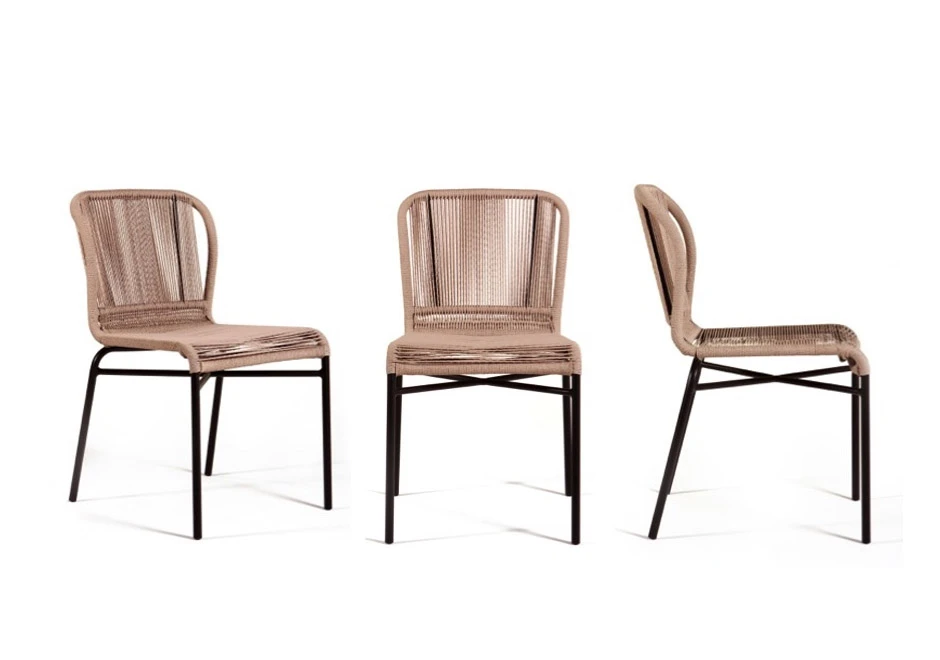 Três cadeiras assinadas por Anki Gneib com estrutura de alumínio preto e assento bege revestido com fibra sintética trançada a mão, visto de vários angulos, em um fundo branco.