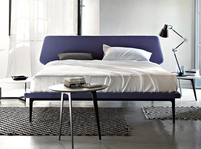 Cama DREAM VIEW com pés de metal pintado em preto e estrado de madeira. Cabeceira e o estrado estofados - foto 1