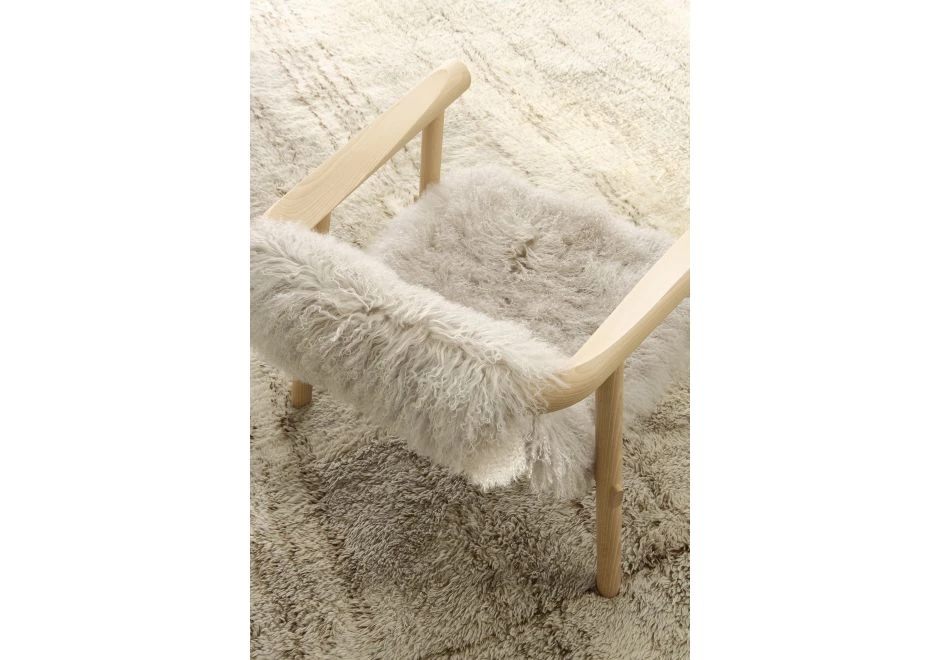 Poltrona escandinava Altay com estrutura de madeira faia maciça em verniz. O assento é revestido com pele de cabra da Mongólia na cor branca - foto1.