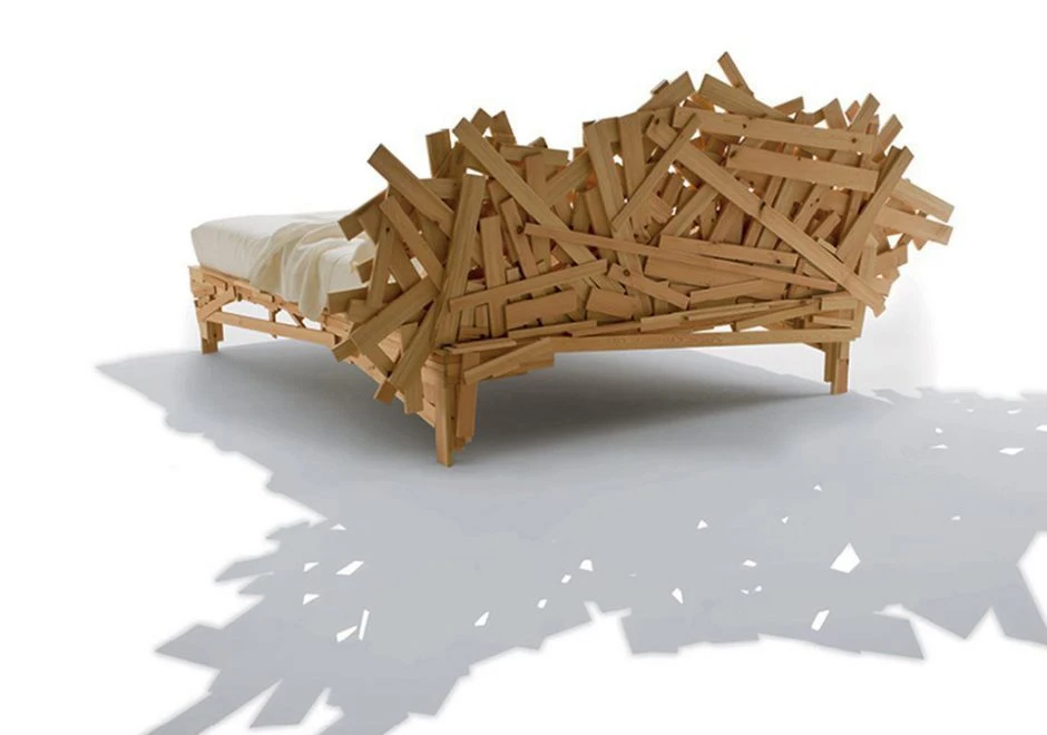 Cama Campana Favela com ripas de madeira Pinus fixadas manualmente, que remete às estruturas das casas das favelas - foto 1