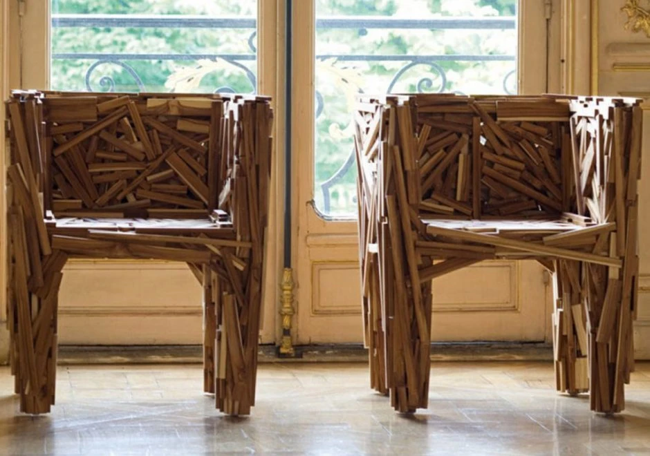 Poltrona design FAVELA feita à mão com pequenas ripas de madeira, pregadas e coladas ao acaso para um efeito único, em madeira Pinus e Teca - Foto 2