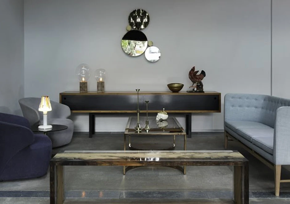 Banco de design feito de resina incolor e madeira, visto de frente em uma sala de estilo clássico.