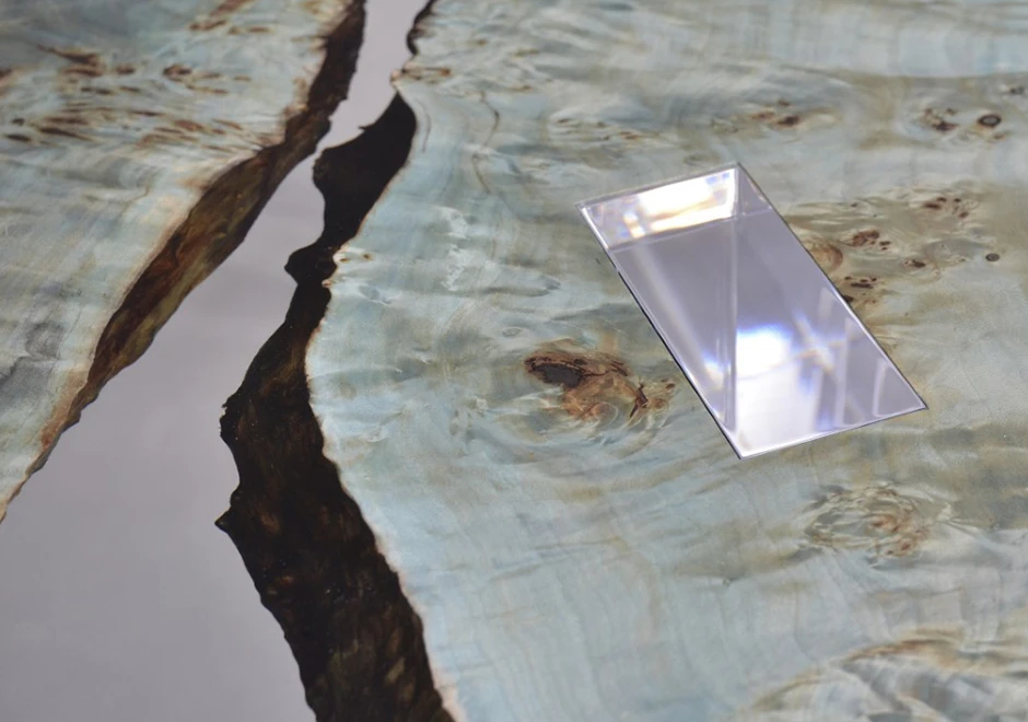 Mesa de jantar Uranus com tampo de duas tábuas de madeira de choupo e resina transparente - foto 6