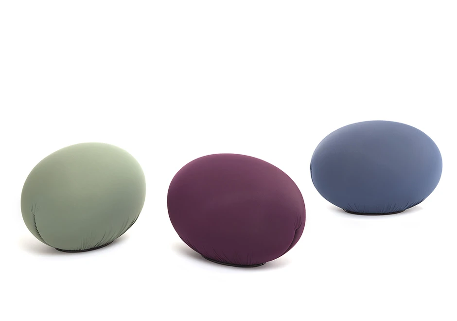 Três pufes lounge com espuma de poliuretano, revestida com capa de tecido elástico, nas cores azul, roxo e verde, vistos de frente em um fundo branco.