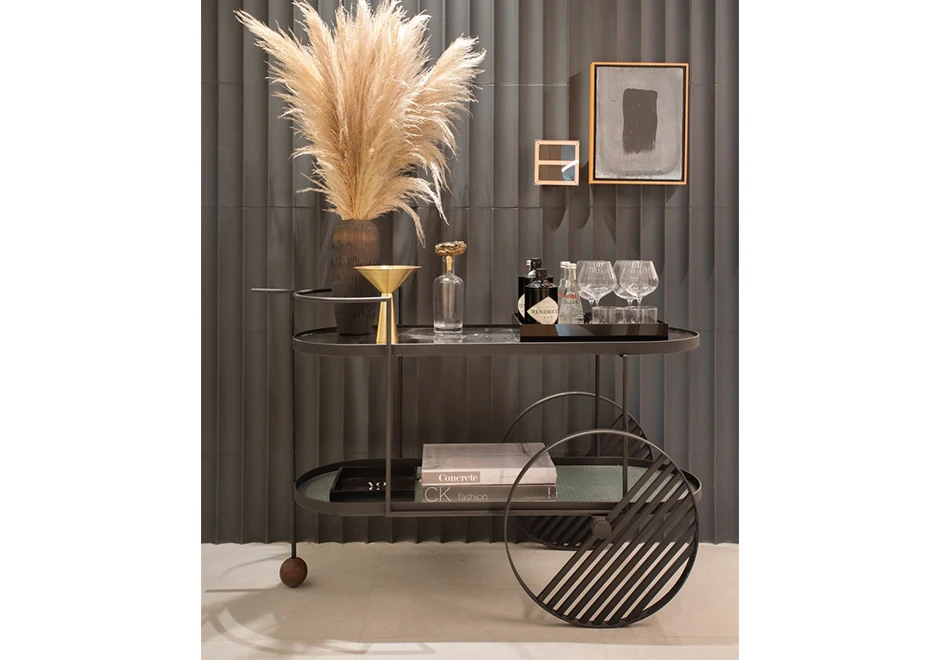 Carrinho-bar / aparador Arco com estrutura de ferro fundido e pintura eletrostática, prateleira inferior de vidro aramado e superior de granito ou mármore foto3